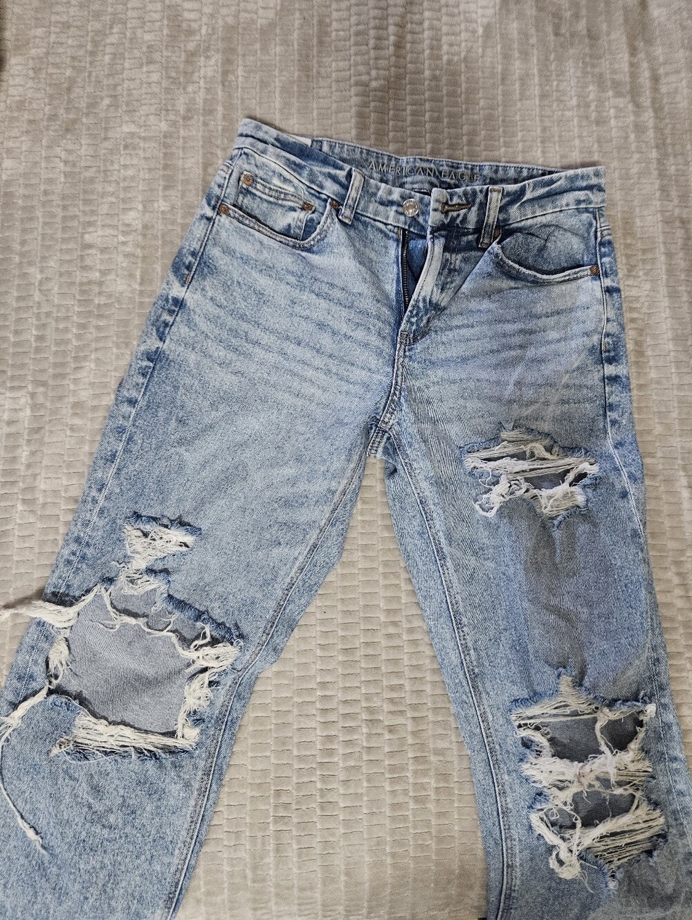 American Eagle Light Wash Distressed Women's Jeans